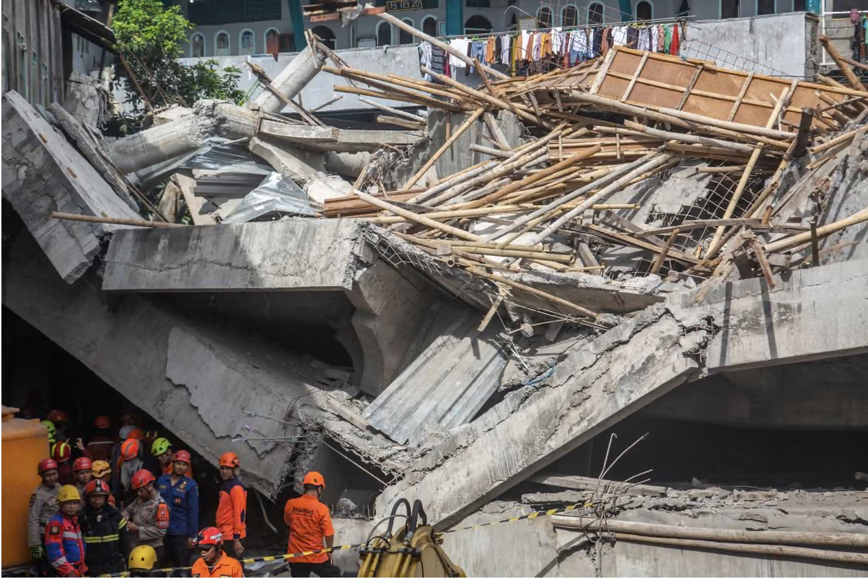 Sập trường học tại Indonesia. Ảnh: EPA