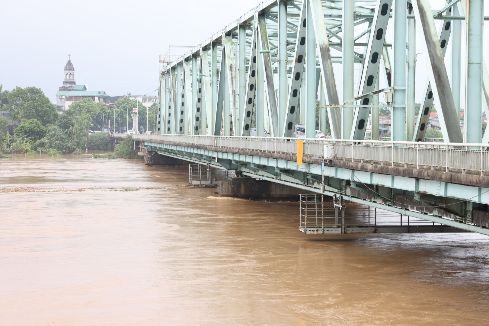 Tàu 'lạ' trôi từ thượng nguồn đâm vào trụ cầu Yên Bái
