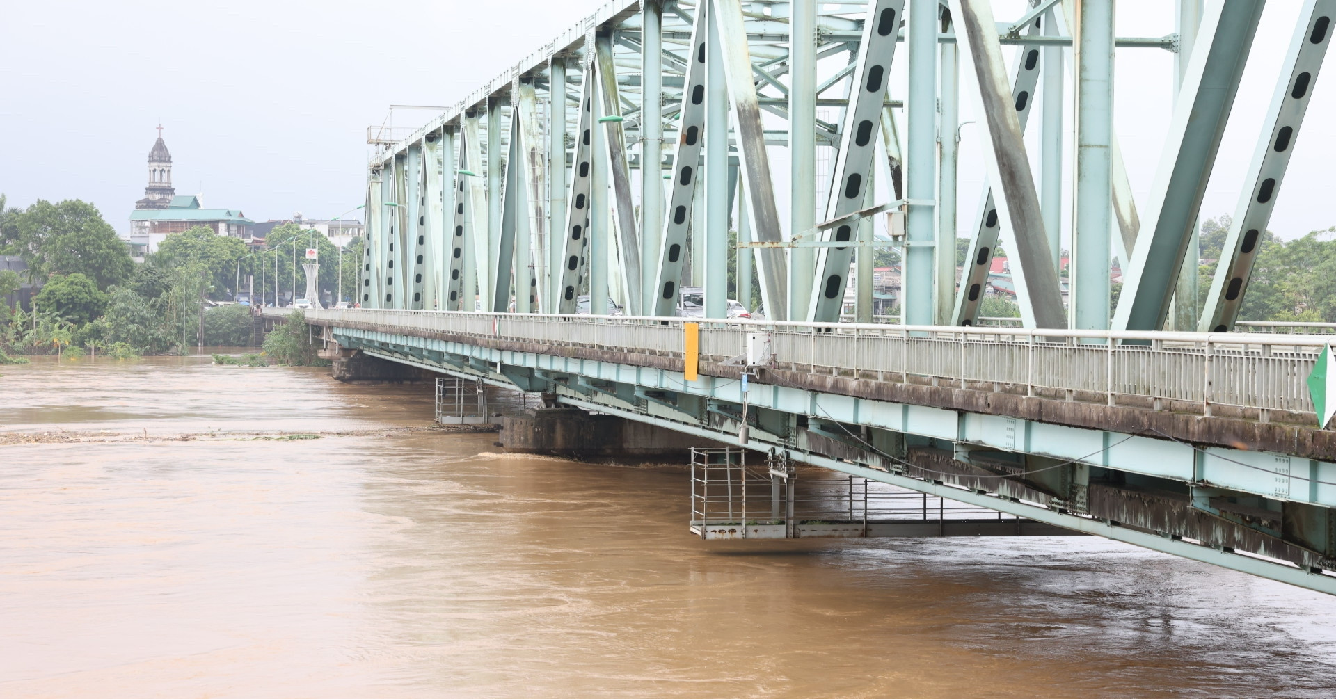 Tàu &amp;apos;lạ&amp;apos; trôi từ thượng nguồn đâm vào trụ cầu Yên Bái
