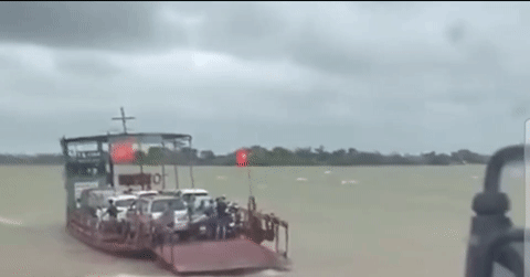 Thót tim cảnh phà chở loạt xế hộp chao đảo trên sông ở Ninh Bình