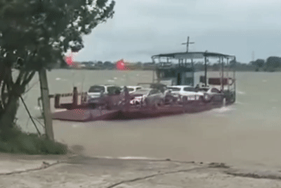 Thót tim cảnh phà chở loạt xế hộp chao đảo trên sông ở Ninh Bình