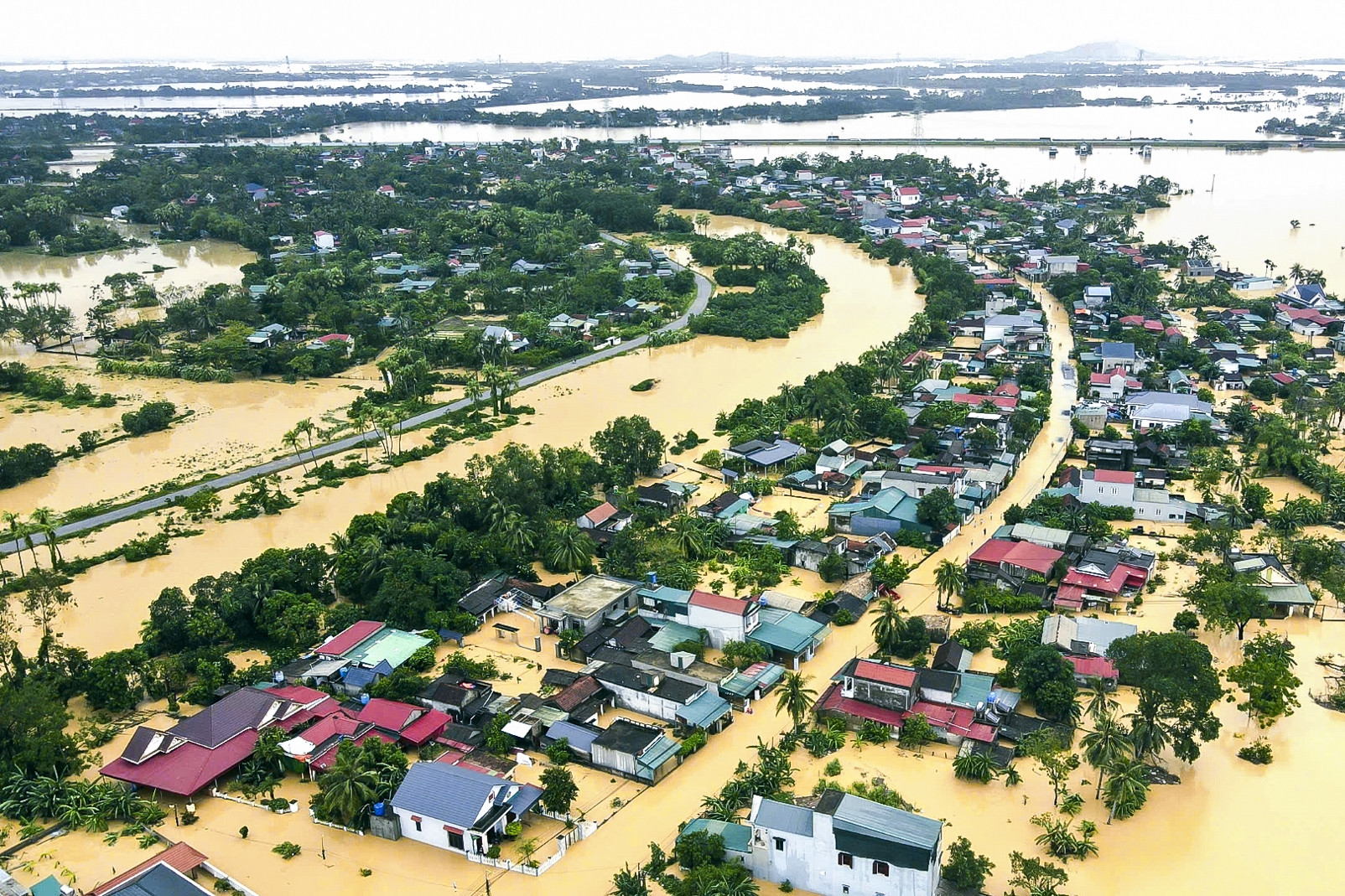 Toàn cảnh sự tàn phá khủng khiếp của cơn bão 'dị thường' Bualoi