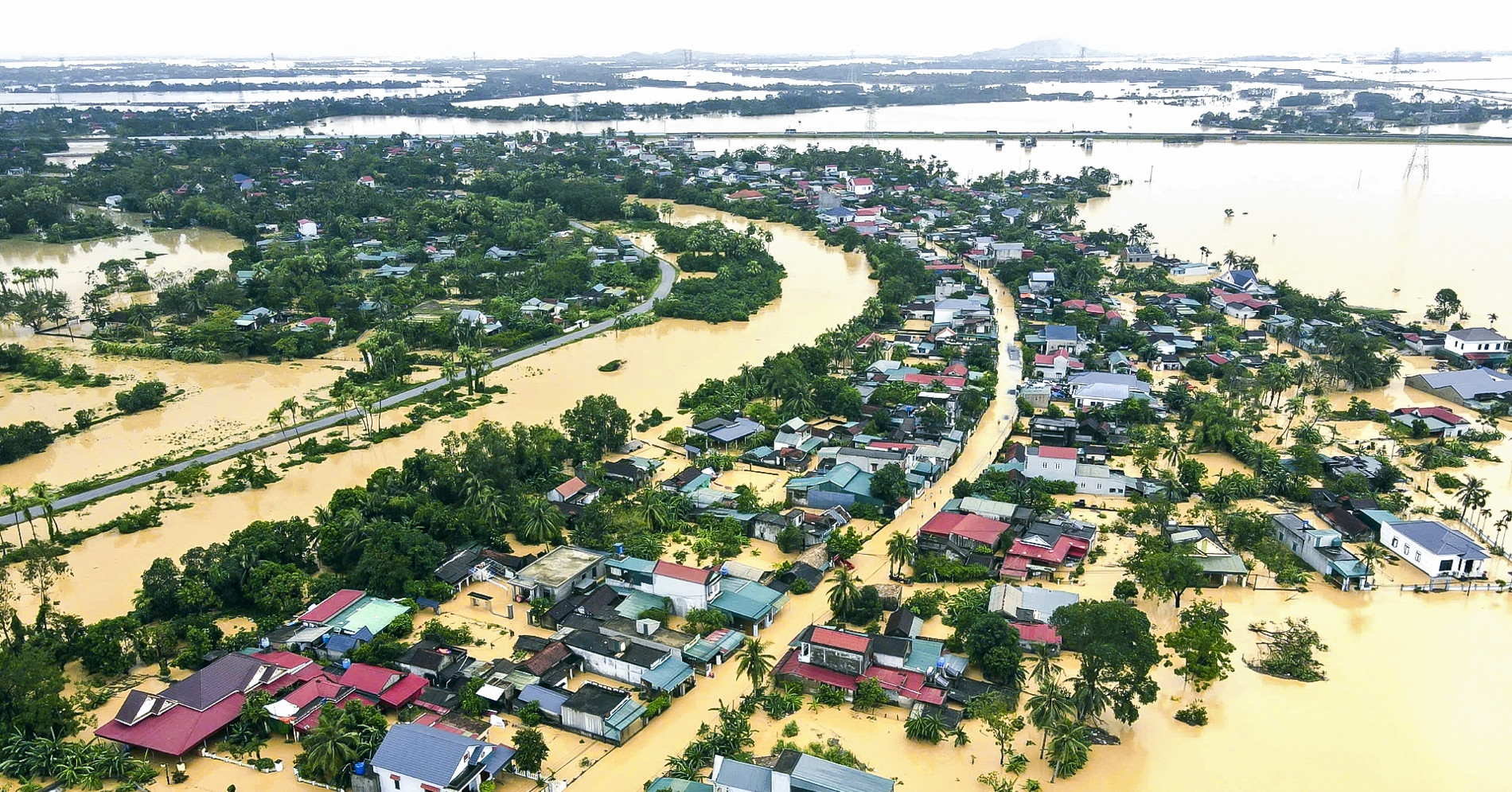 Toàn cảnh sự tàn phá khủng khiếp của cơn bão &amp;apos;dị thường&amp;apos; Bualoi