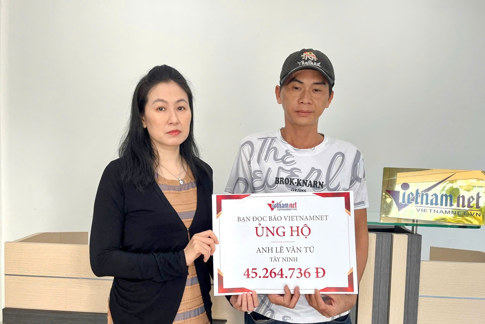 Trao hơn 45 triệu đồng đến anh Lê Văn Tú mắc di chứng chấn thương sọ não