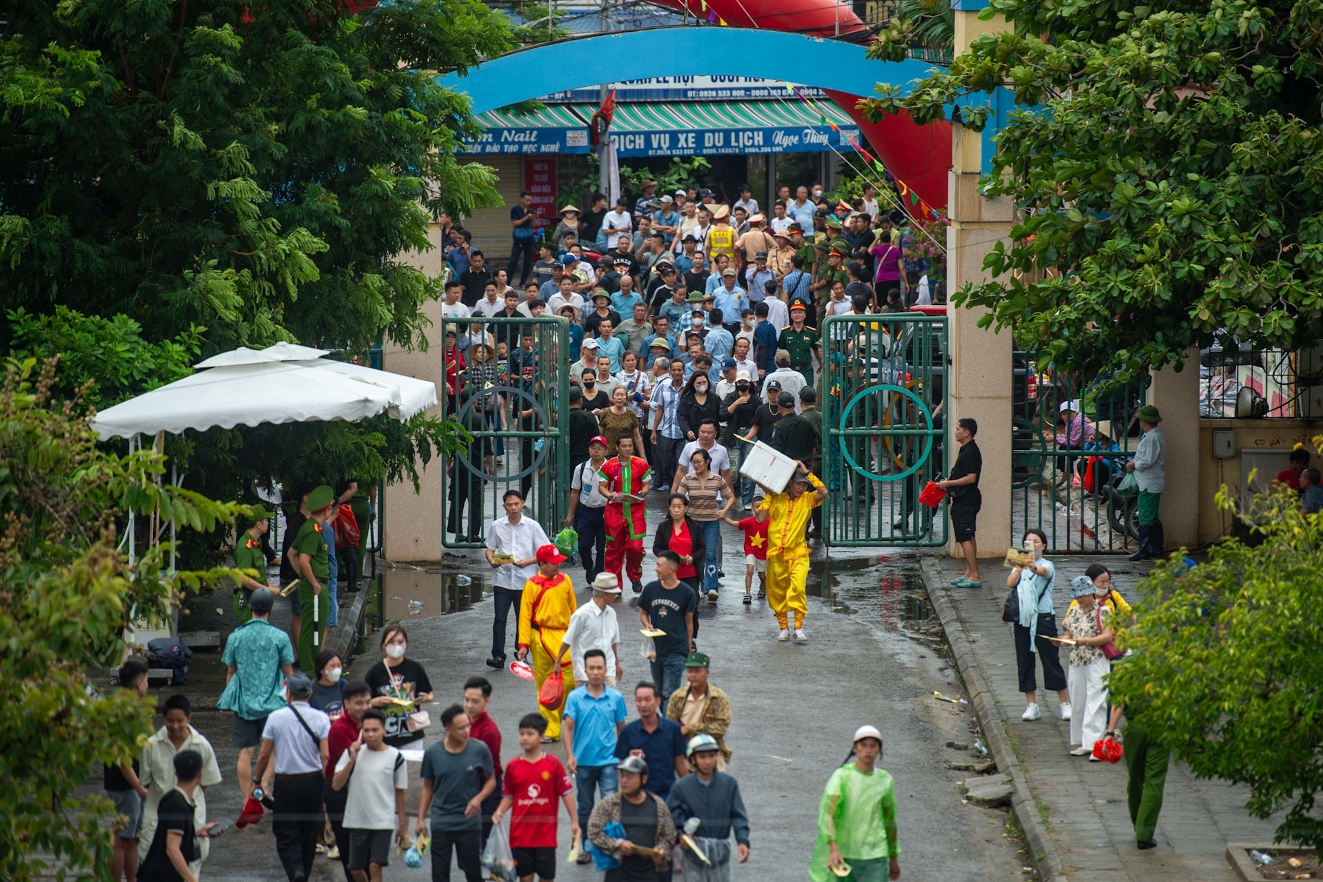 Trời quang mây tạnh đón 2 vạn người vào sân xem chọi trâu ở Đồ Sơn