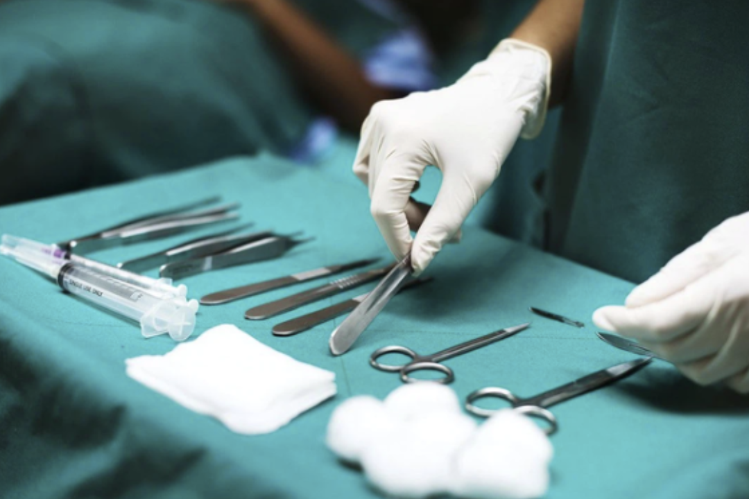 Va chạm trên sân bóng, người đàn ông cấp cứu với vùng kín đau đớn