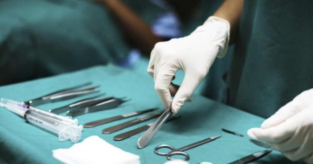 Va chạm trên sân bóng, người đàn ông cấp cứu với vùng kín đau đớn