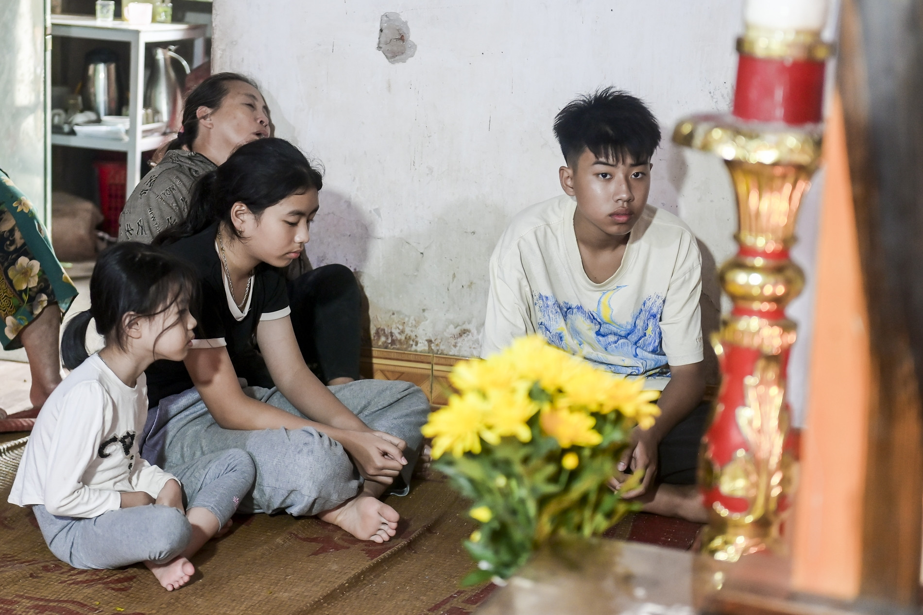 Sau lốc xoáy kinh hoàng ở Ninh Bình, thắt lòng 3 con thơ côi cút bên linh cữu mẹ