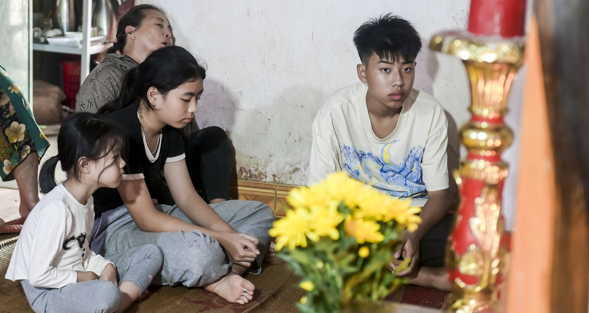 Sau lốc xoáy kinh hoàng ở Ninh Bình, thắt lòng 3 con thơ côi cút bên linh cữu mẹ