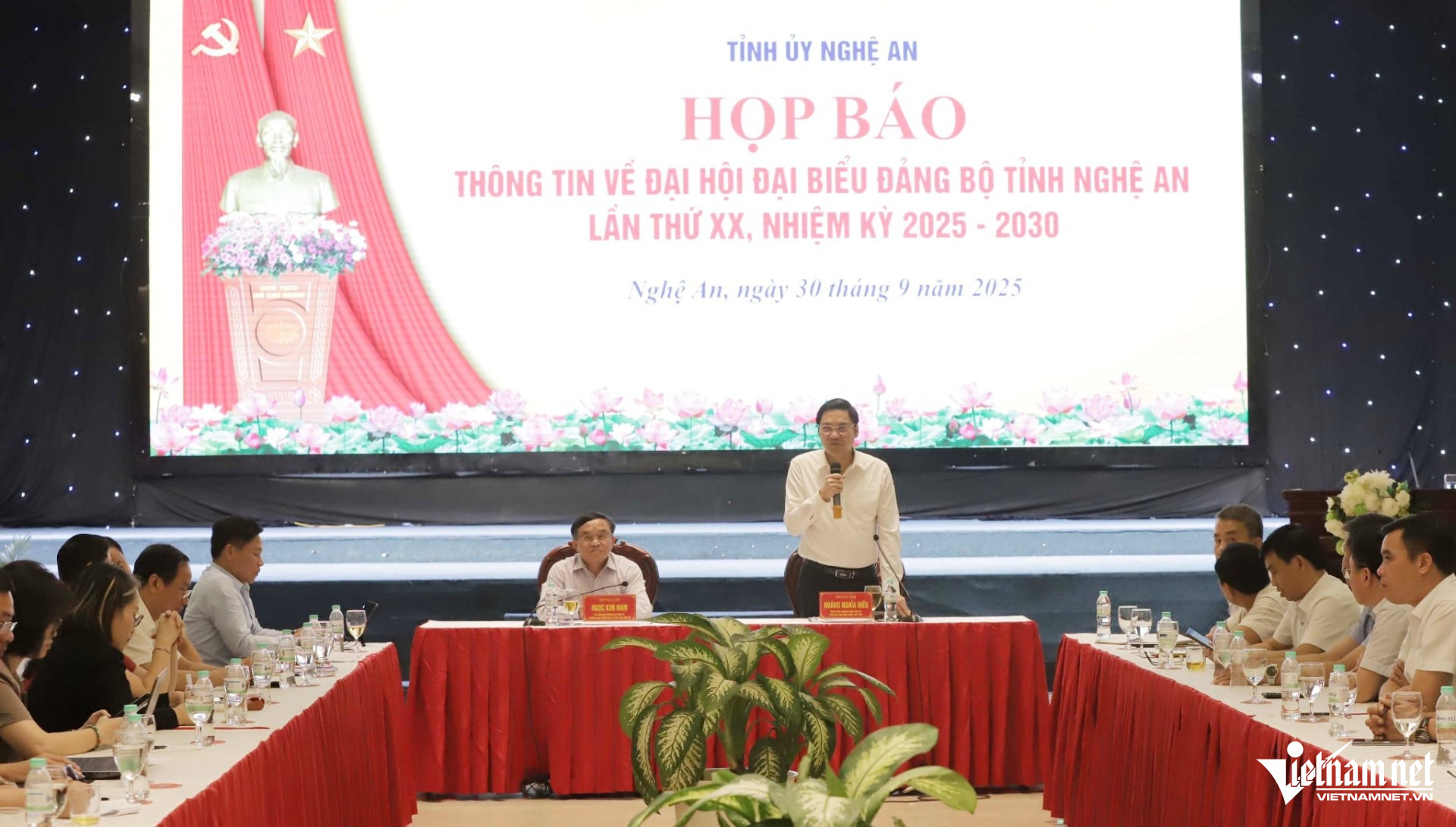 W-Họp báo.jpeg