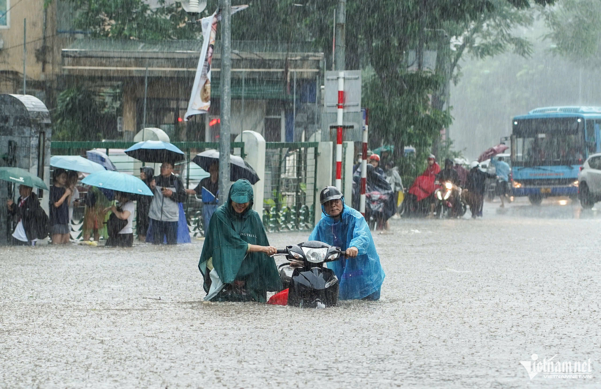 W-mua ngap HN Minh Quan.jpg