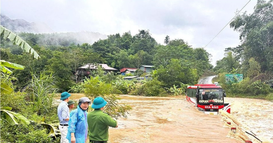 Xe khách chở 15 người mắc kẹt giữa dòng nước lũ