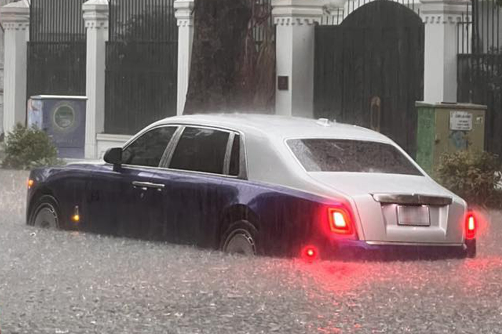 Xe siêu sang Rolls-Royce Phantom 'bất động' sau màn lội nước giữa mưa ngập