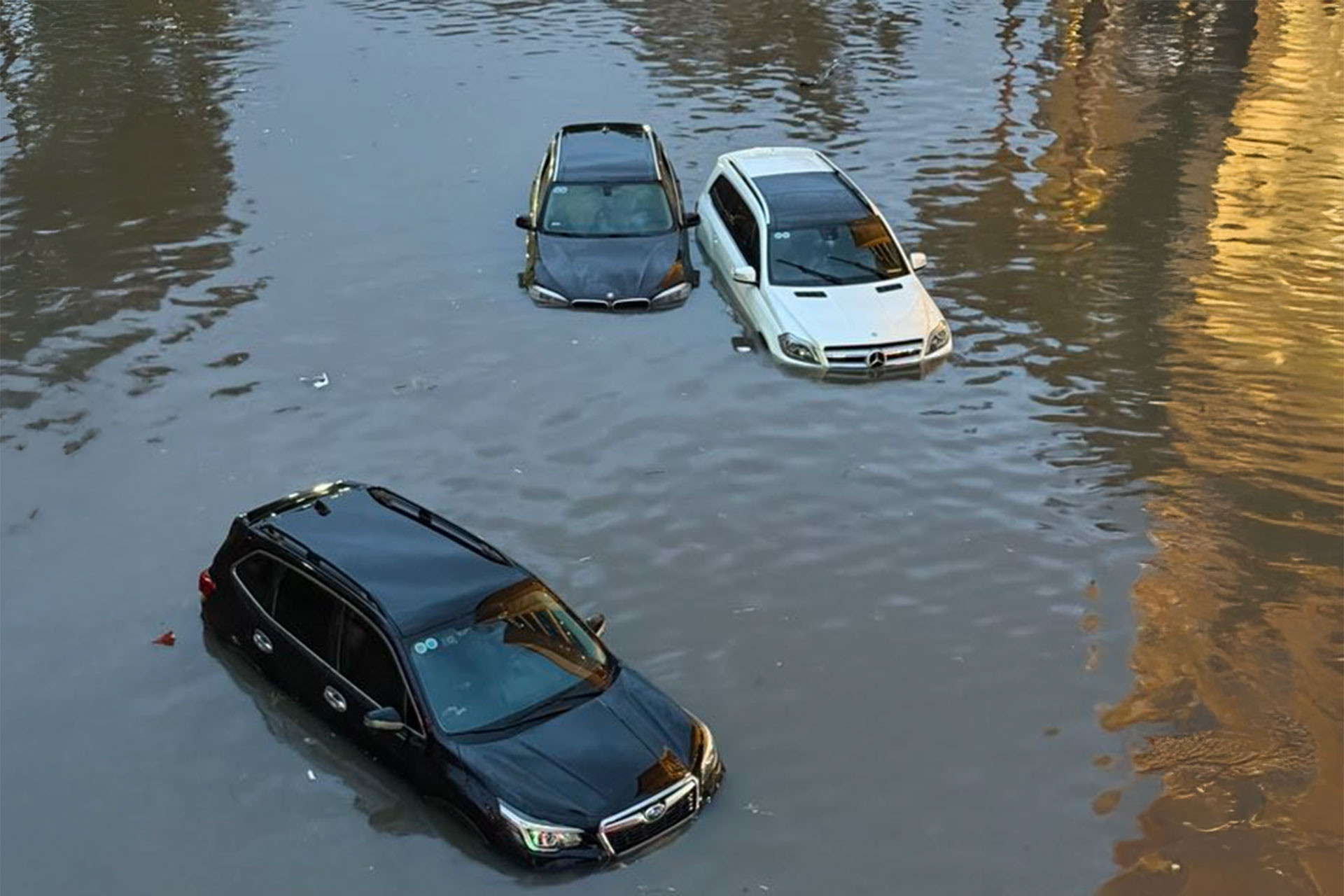Xót xa cảnh loạt xe sang 'ngâm mình' trong biển nước