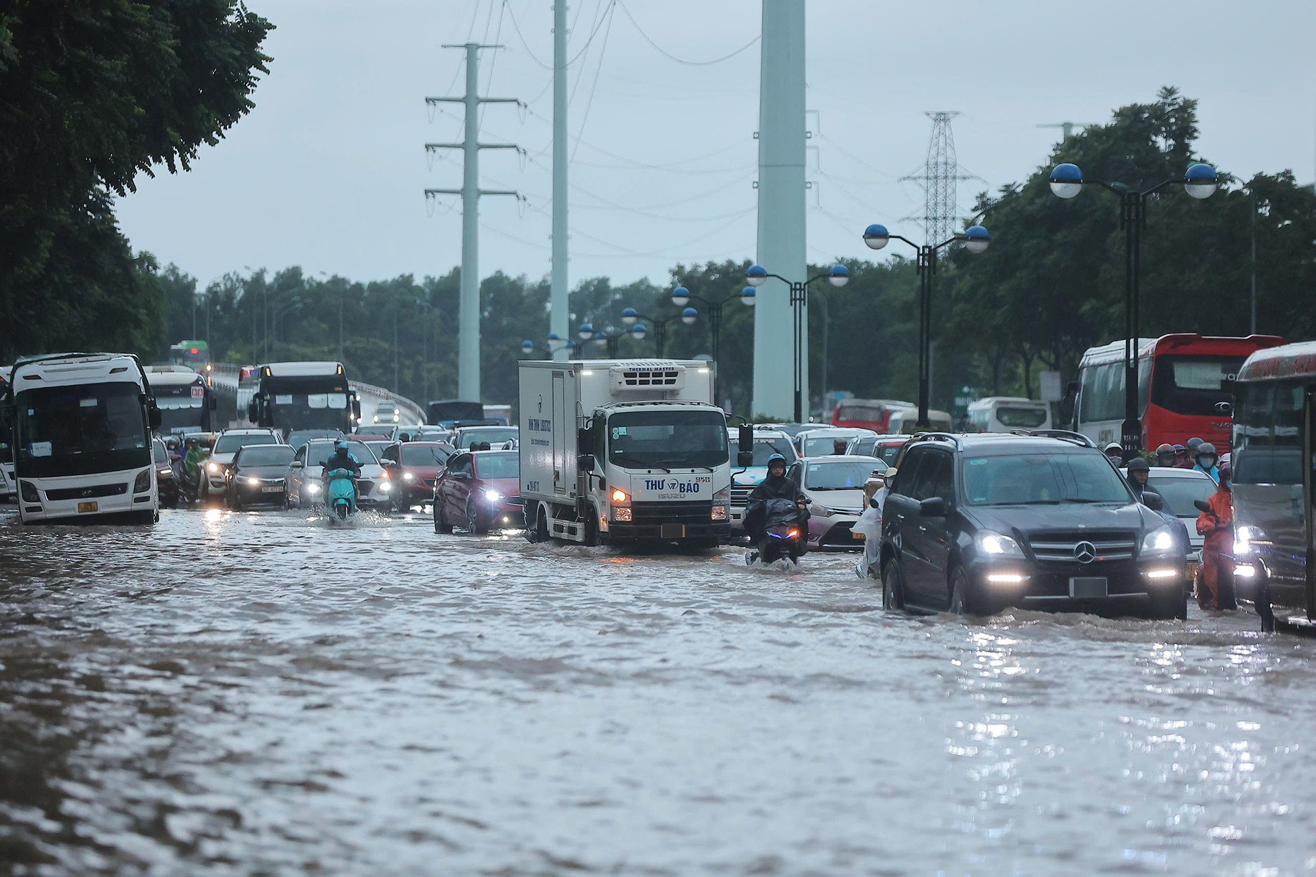 Xuất hiện thông tin cấm đường vì ngập nước, CSGT Hà Nội lên tiếng