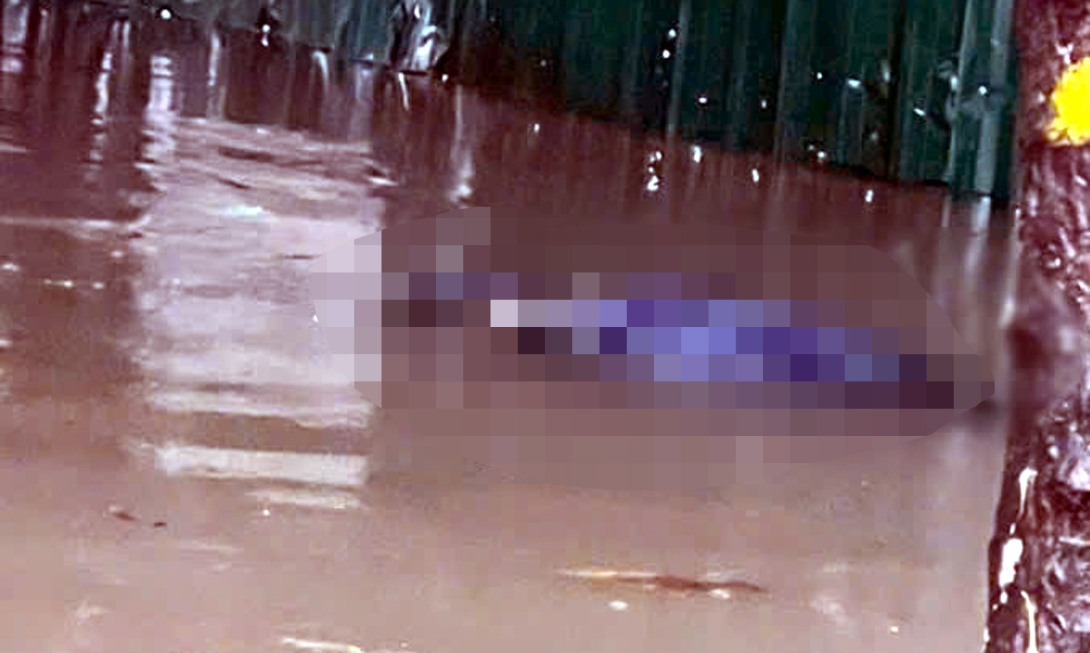 Phát hiện thi thể người đàn ông trong làn nước ngập ở Hà Nội