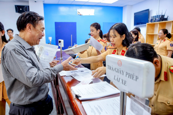Bản tin trưa 4/9: Cấp GPLX rút xuống 4 ngày rưỡi, giảm 30% lệ phí đăng ký xe