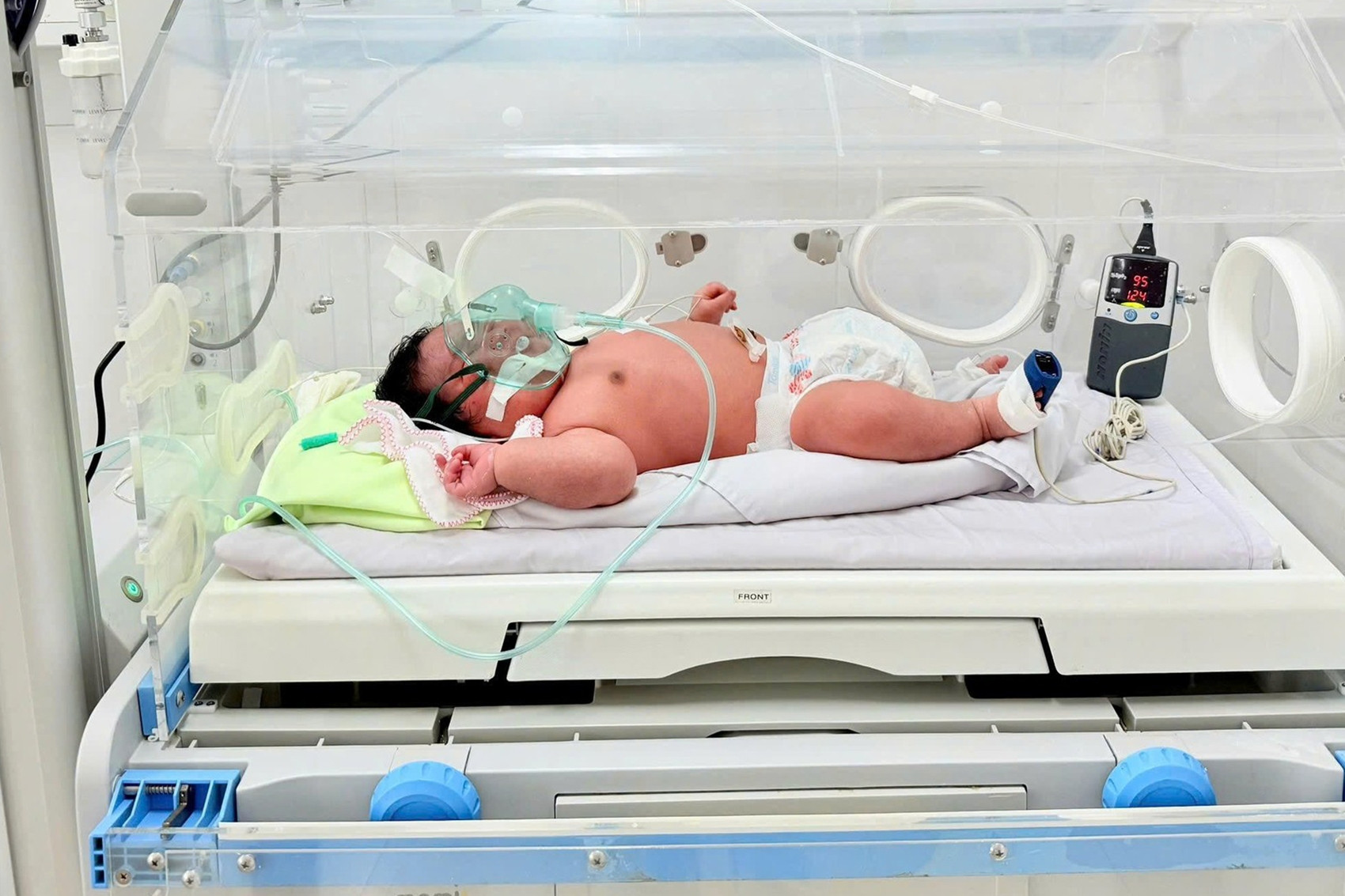 Bé trai sinh đúng ngày Quốc khánh 2/9, nặng hơn 6kg