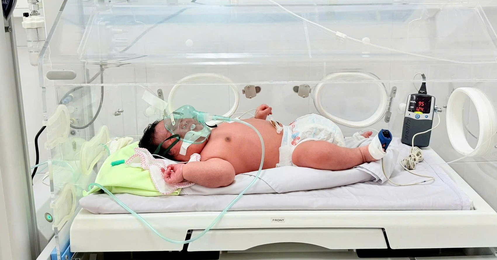 Bé trai sinh đúng ngày Quốc khánh 2/9, nặng hơn 6kg