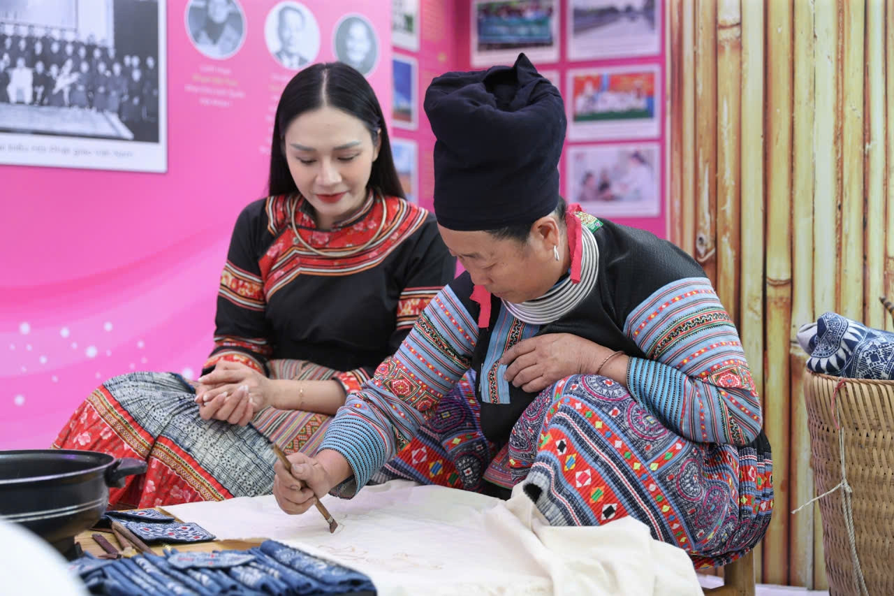 Ao ước lớn của nghệ nhân người Mông gìn giữ nghệ thuật vẽ sáp ong trên vải