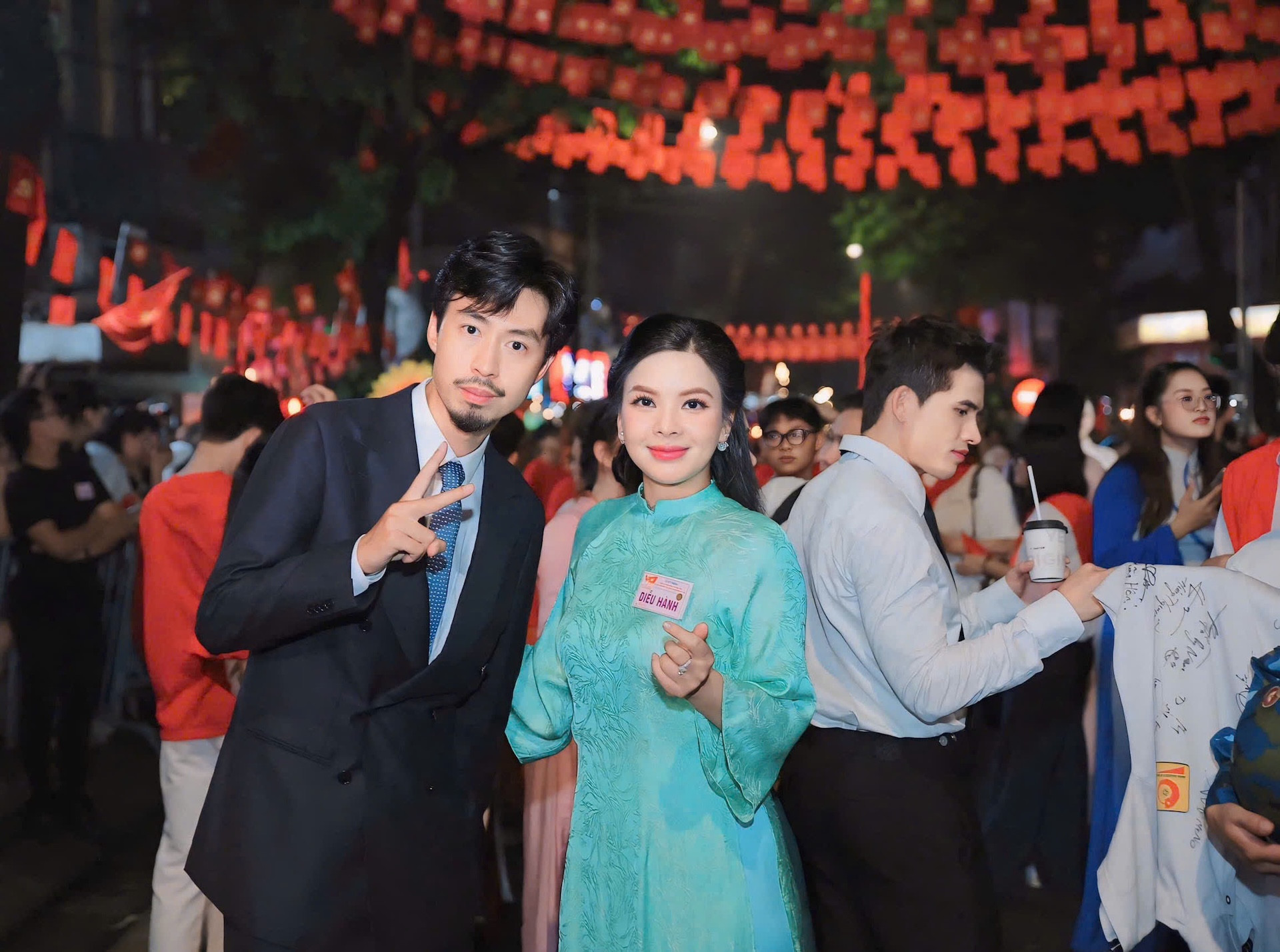 Đen Vâu, Phương Hạnh và loạt sao Việt hạnh phúc tham gia diễu binh, diễu hành