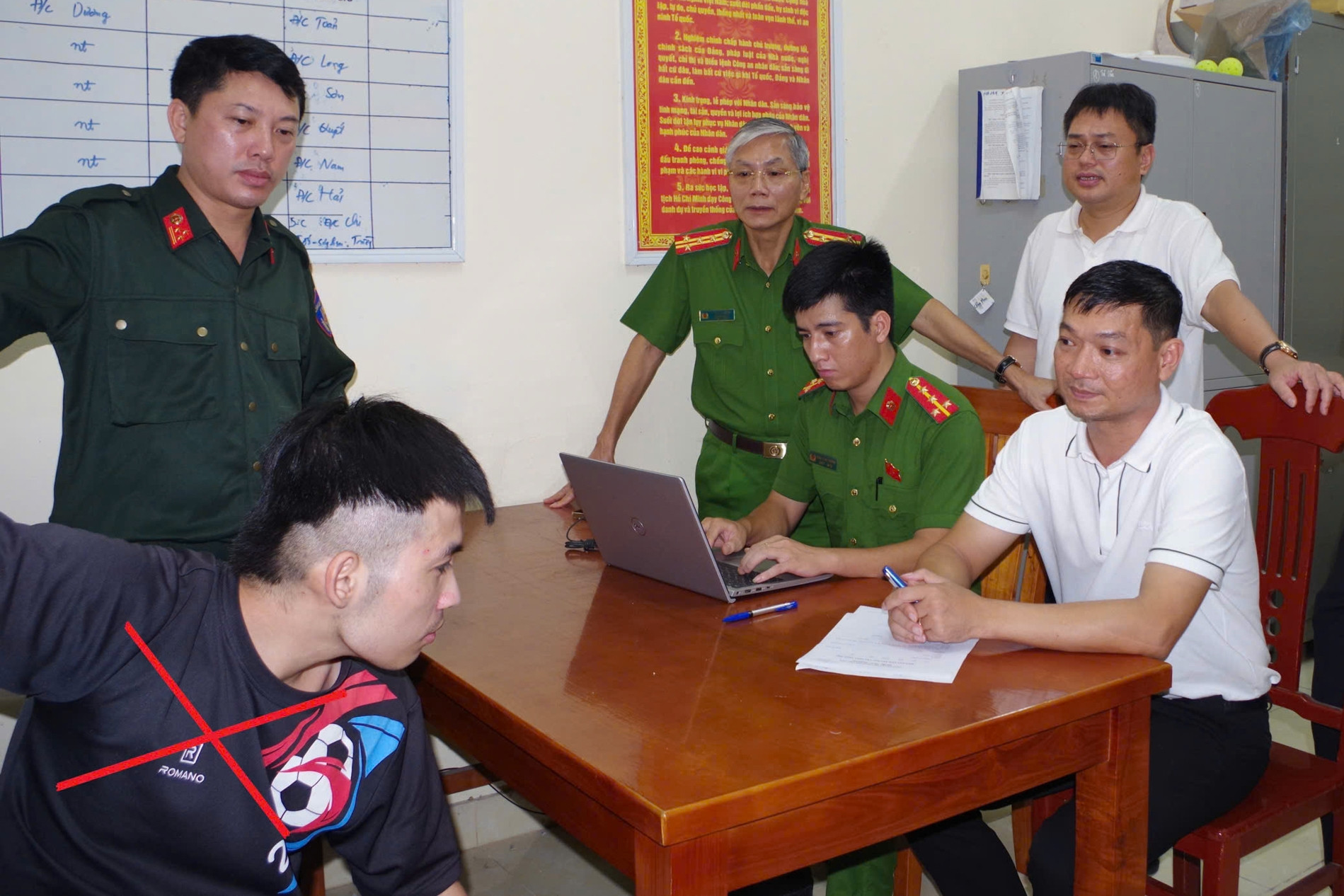 Đối tượng ở Ninh Bình dùng dao bầu đâm bạn game rồi về nhà cố thủ