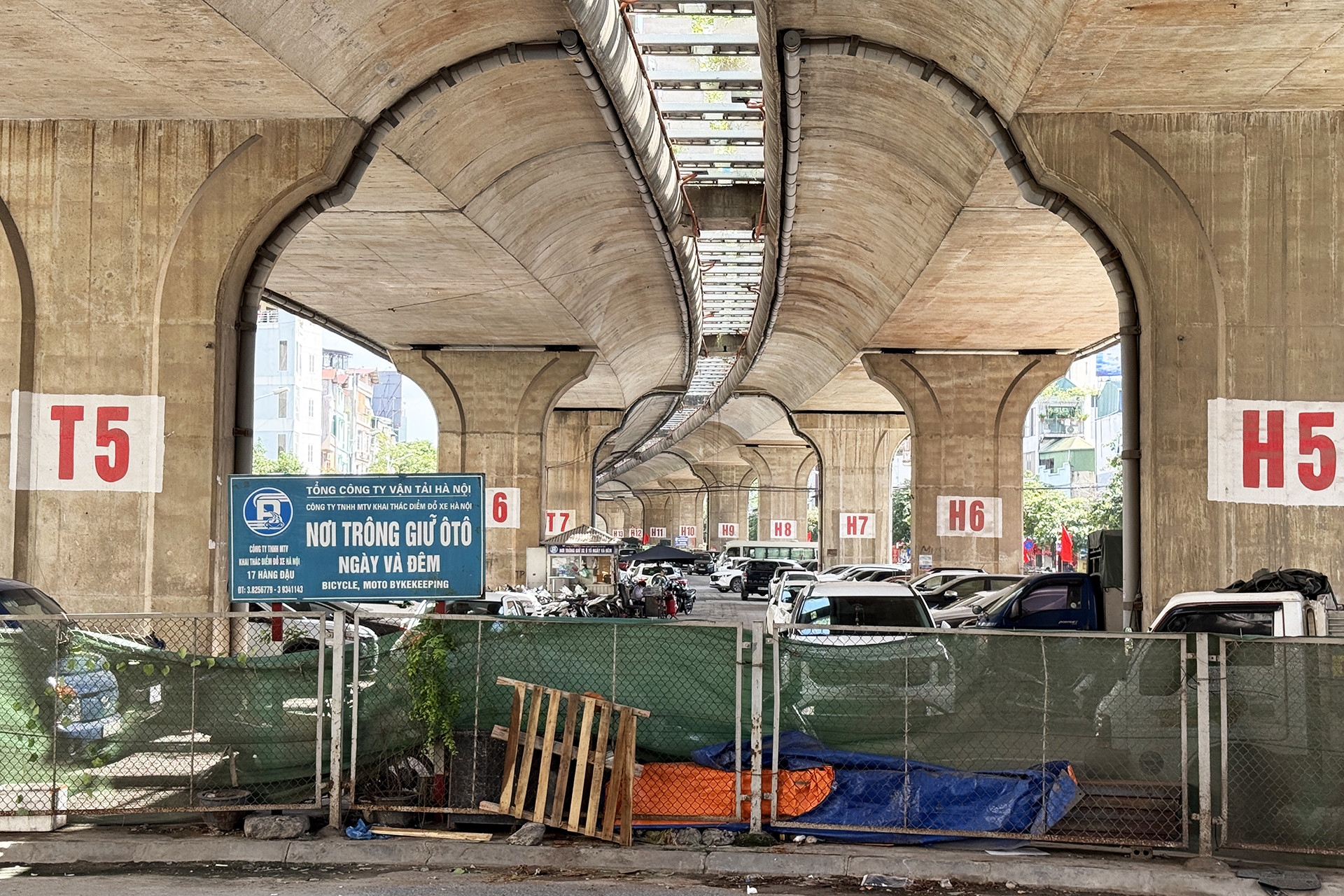 Sau vụ cháy 500 xe máy ở Vĩnh Tuy, 'điểm mặt' loạt bãi xe án ngữ chân cầu Hà Nội