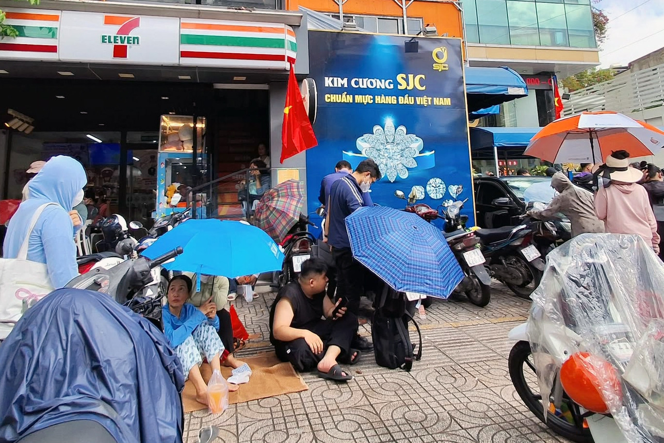 Giá vàng cao kỷ lục: Người dân trải bạt, ngồi xuyên đêm trên vỉa hè chờ mua
