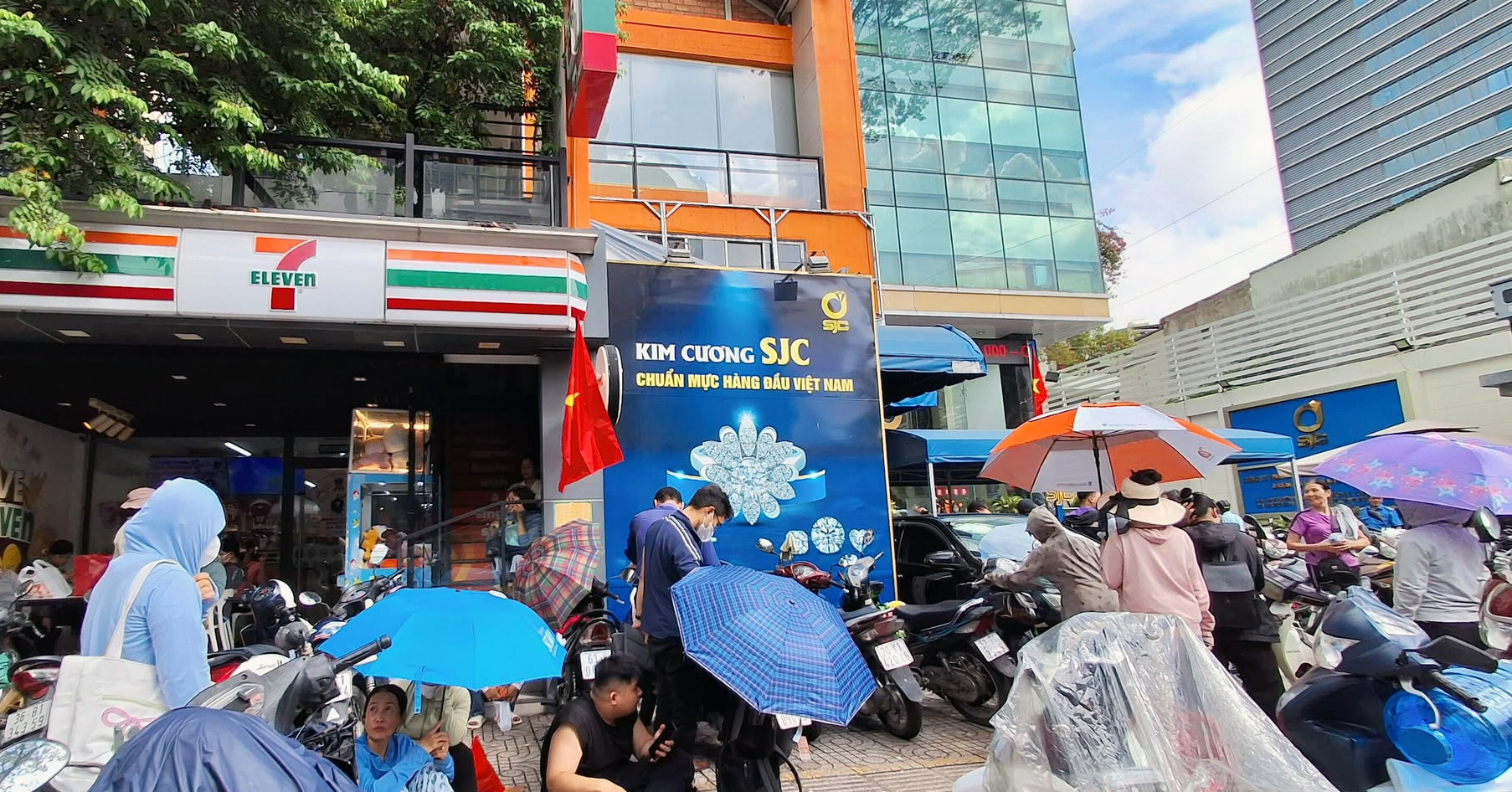 Giá vàng cao kỷ lục: Người dân trải bạt, ngồi x...