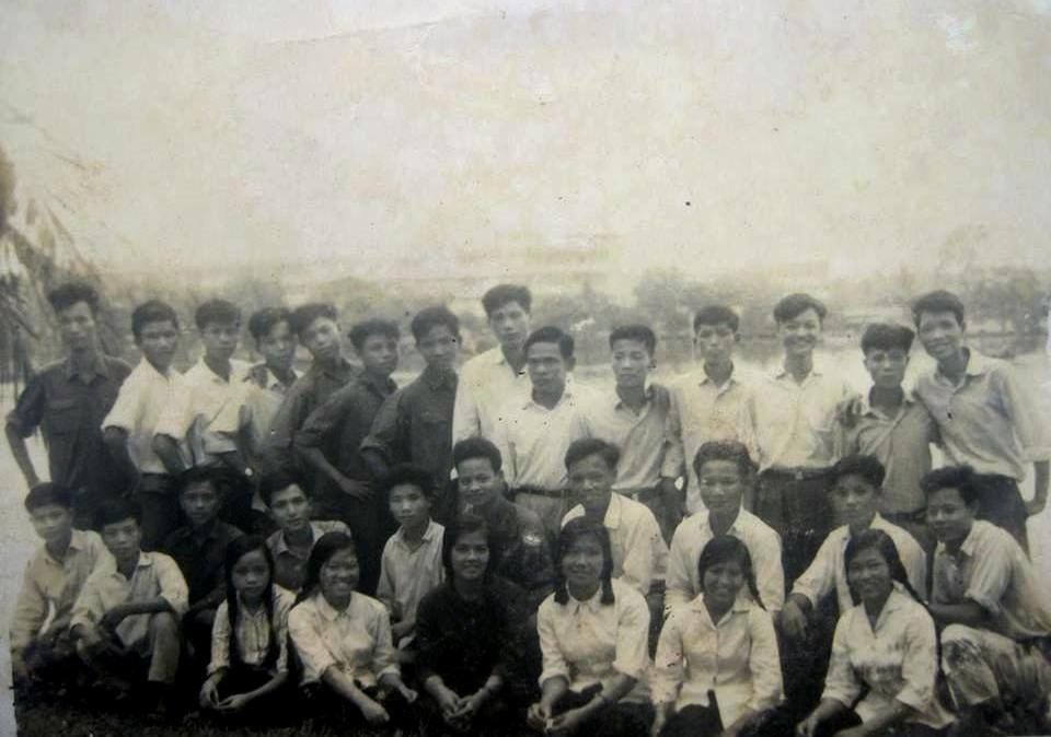Hình 3. Lớp sinh viên bán dẫn Bách Khoa mùa hè năm 1970 trước thời điểm các bạn nam ra trận(1).jpg