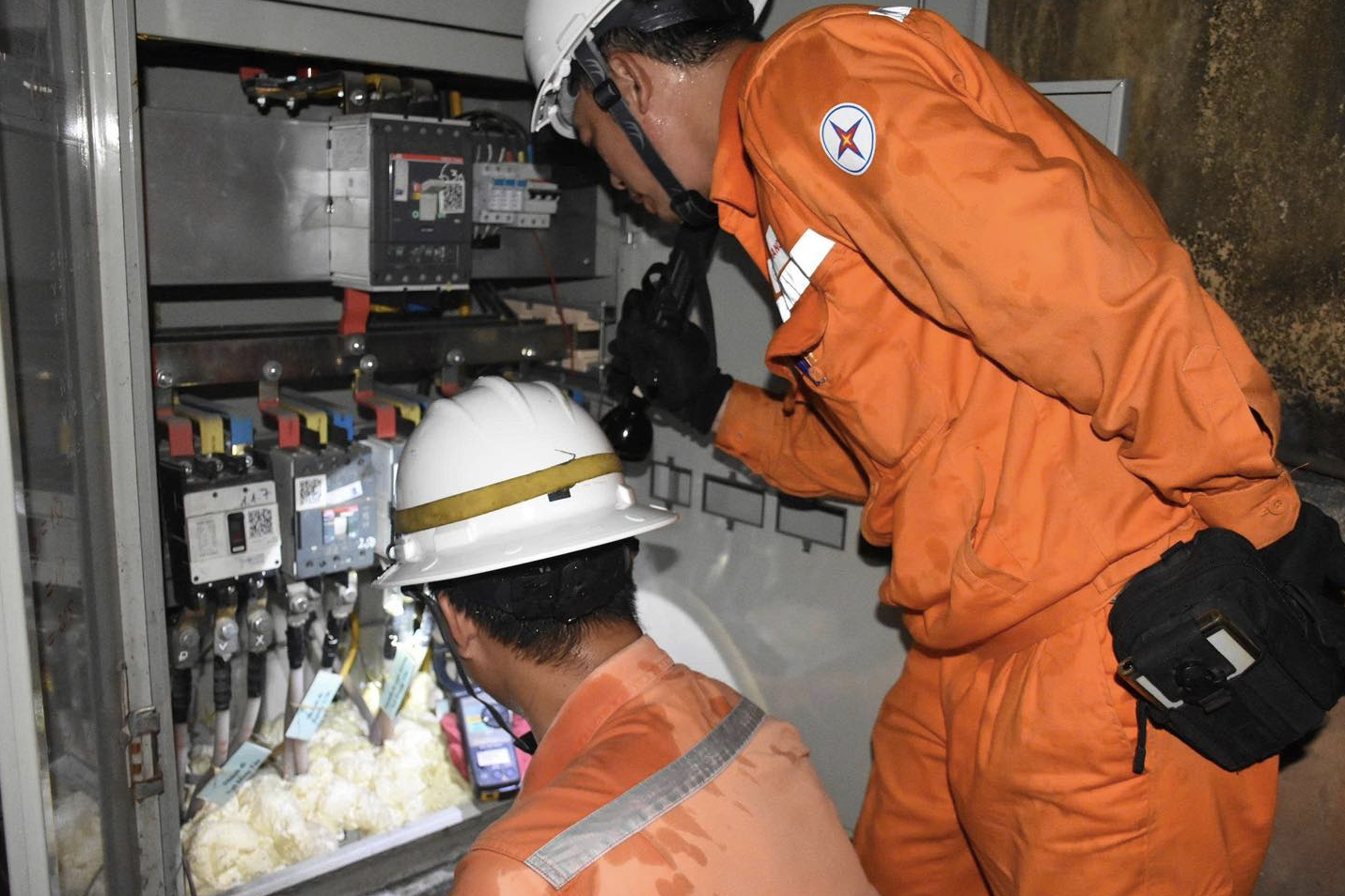 Tiền điện tháng 8 tăng vọt, dân hỏi 'mưa nhiều, mất điện sao hoá đơn vẫn cao'