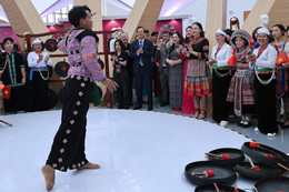 Không gian trưng bày của Bộ Dân tộc và Tôn giáo thu hút người tham quan