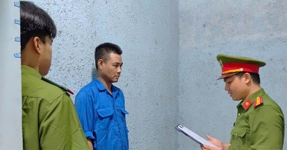 Nam thanh niên cố thủ trong ô tô, tông thẳng 4 xe công an để bỏ chạy