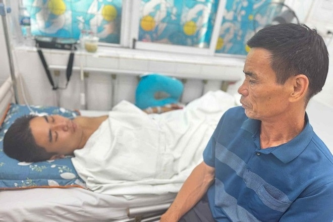 Người cha nghèo nhìn con trai mất một chân, bất lực vì thiếu tiền chữa trị