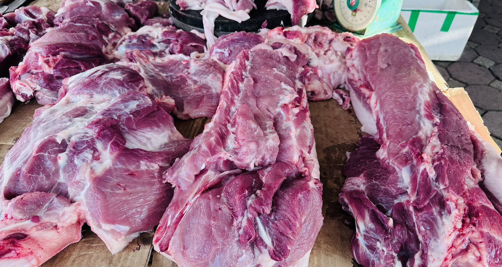 Người nuôi bán rẻ gánh lỗ nặng, giá thịt lợn ngoài chợ vẫn cao chót vót