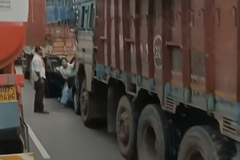 Ô tô con bị đâm kẹp giữa hai xe tải trên cao tốc, người trong xe kịp thoát thân