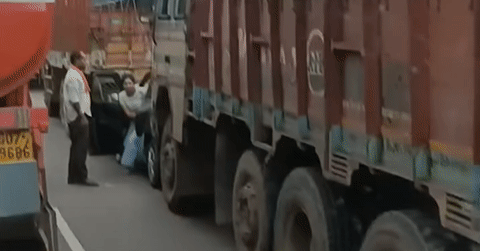 Ô tô con bị đâm kẹp giữa hai xe tải trên cao tốc, người trong xe kịp thoát thân