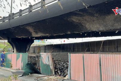 Vụ cháy 500 xe máy ở gầm cầu Vĩnh Tuy: Thép bị nung cầu sớm hỏng, cầu khác vẫn chưa dẹp?