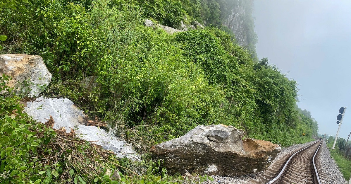 Tảng đá khổng lồ lăn từ đỉnh núi làm biến dạng đường ray sắt