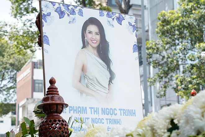 Tang lễ diễn viên Ngọc Trinh lặng lẽ không kèn trống, nghệ sĩ khóc nấc tiễn đưa