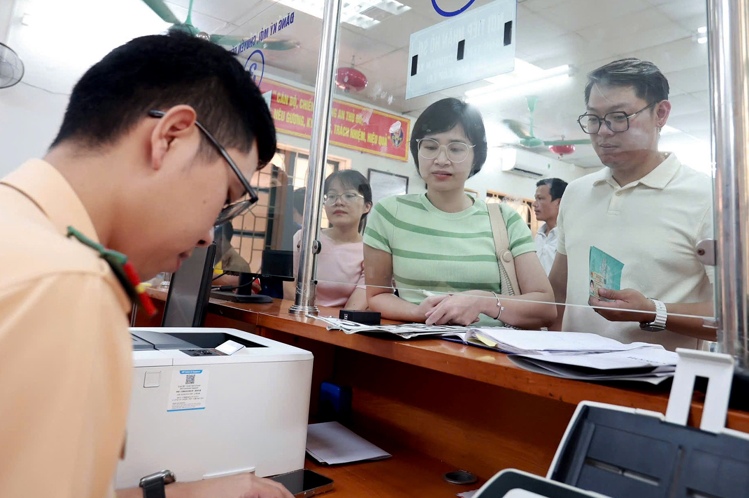 Thủ tướng quyết: Cấp giấy phép lái xe rút xuống 4 ngày rưỡi, giảm 30% lệ phí đăng ký xe