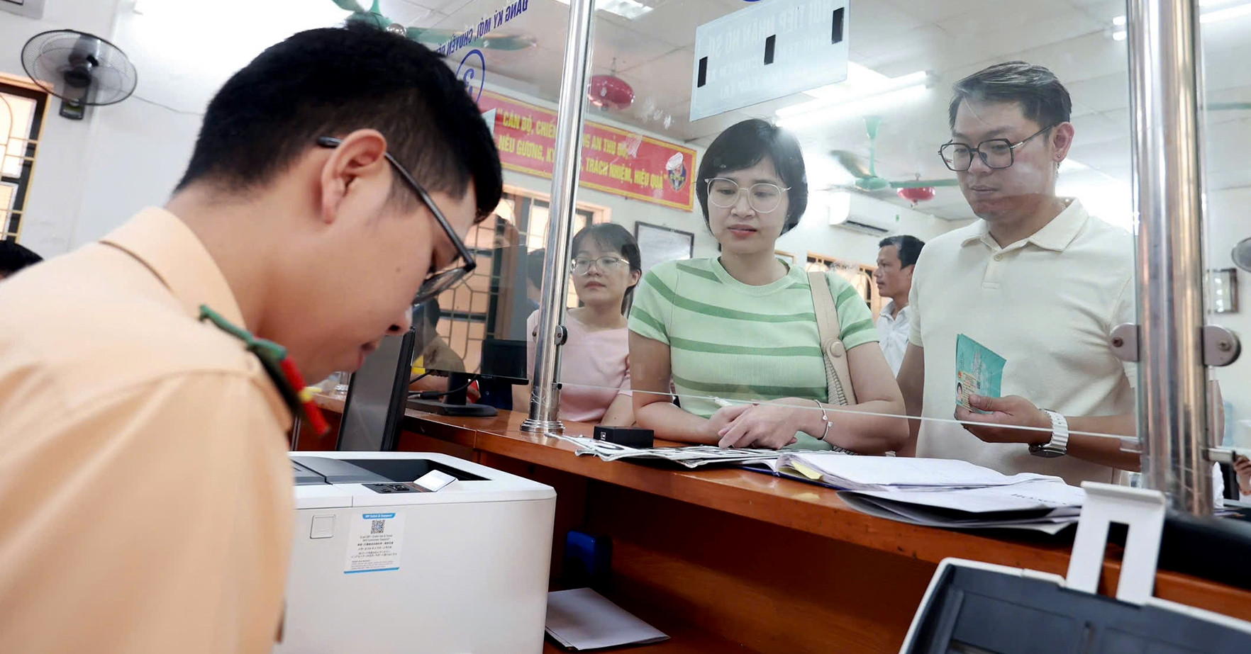 Cấp giấy phép lái xe rút xuống 4 ngày rưỡi, giảm 30% lệ phí đăng ký xe