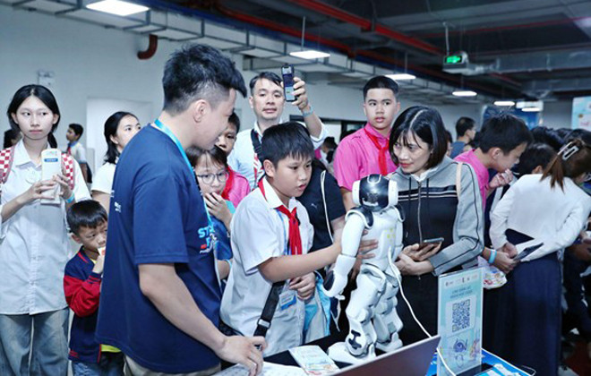 Đưa công nghệ AI đến gần hơn với thế hệ trẻ Việt Nam 2 tre em voi AI.jpg