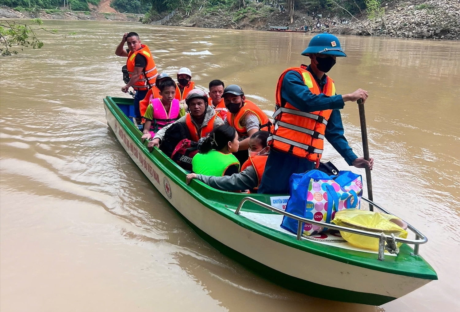 Trường lớp bị lũ cuốn, học sinh vượt sông học tạm ở nhà văn hóa thôn