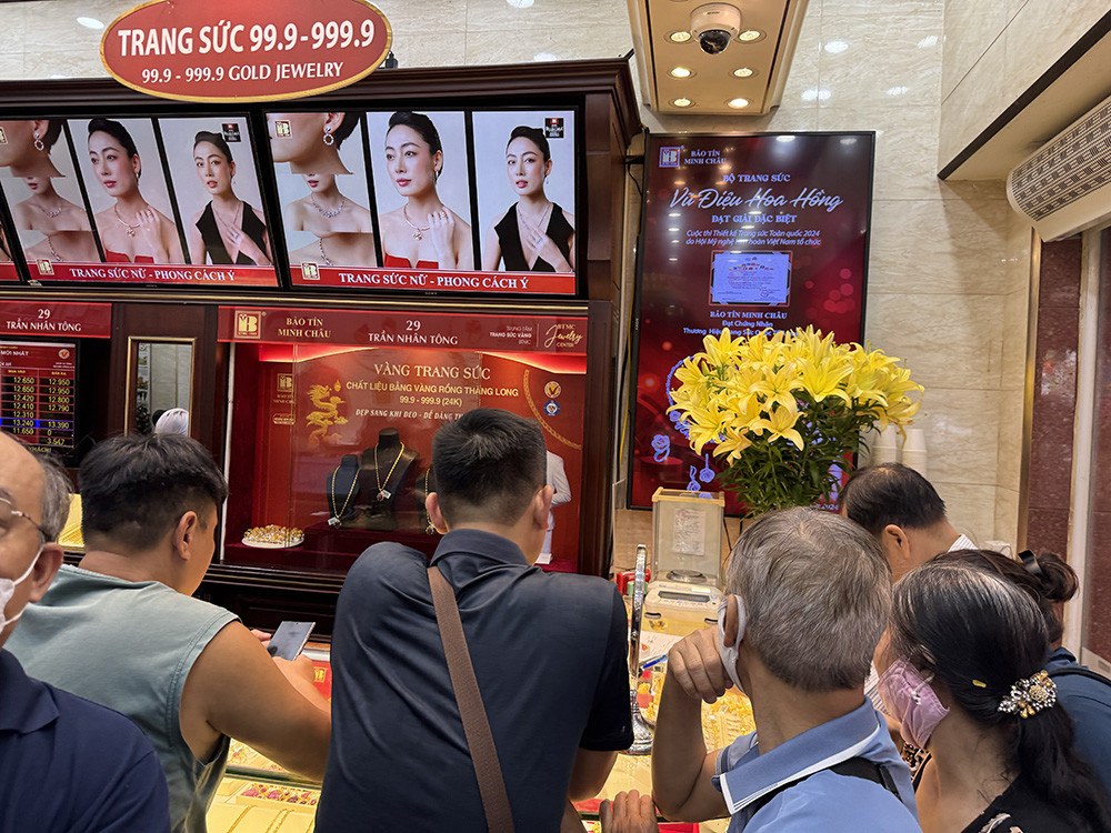 Giá vàng cao kỷ lục: Người dân trải bạt, ngồi xuyên đêm trên vỉa hè chờ mua 7 vang btmc.jpg