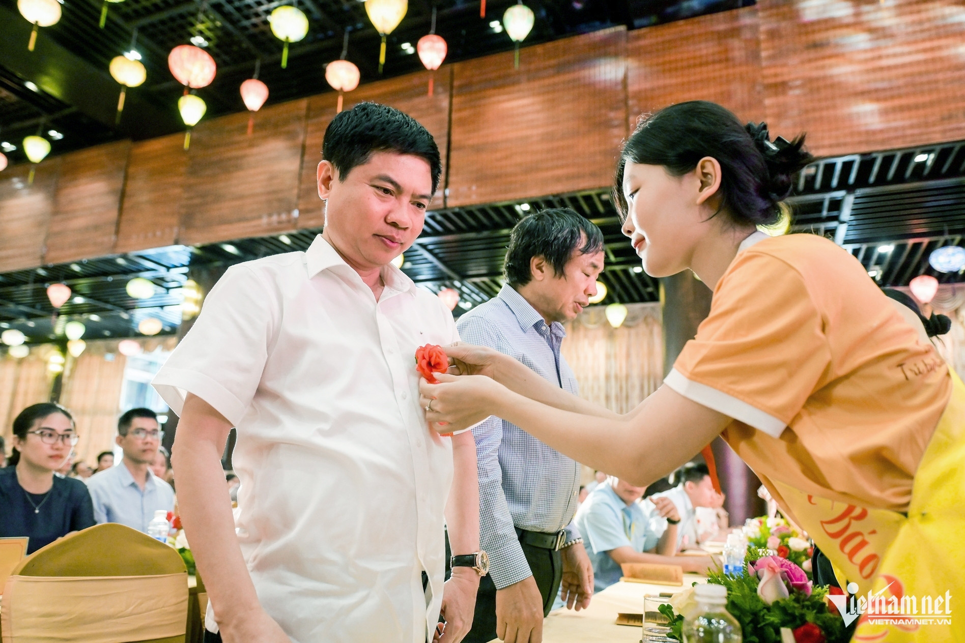 Vì sao trong ngày lễ Vu Lan phải cài hoa hồng lên áo?