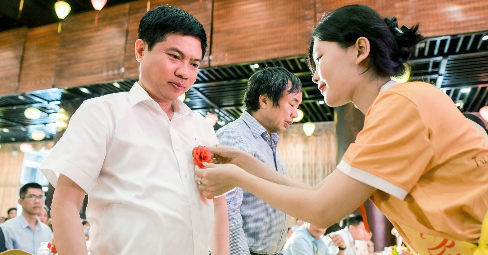 Vì sao trong ngày lễ Vu Lan phải cài hoa hồng lên áo?