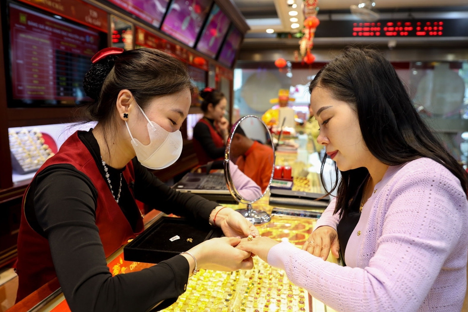 Giá vàng hôm nay 6/9/2025 tiếp tục tăng sốc, SJC sẽ vọt qua mốc 135 triệu đồng?