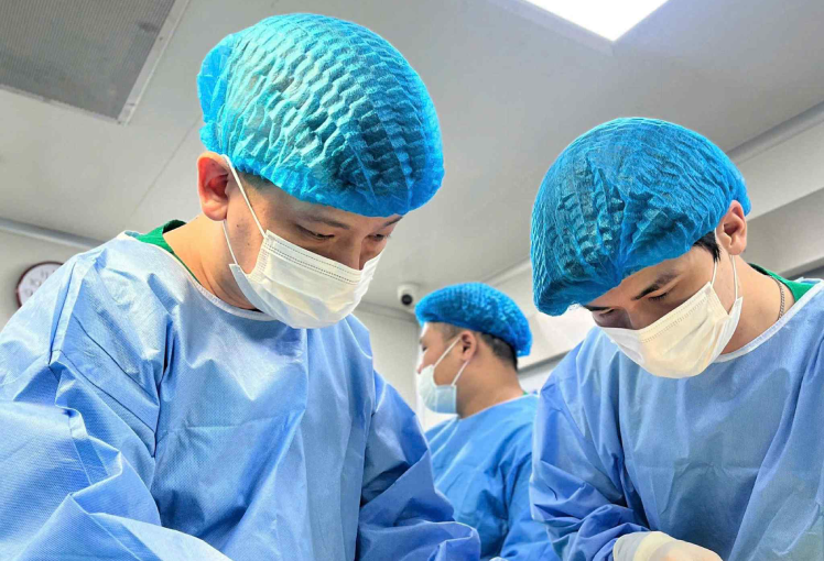 25 tuổi hoại tử bụng sau khi đụng dao kéo để có 'eo con kiến'