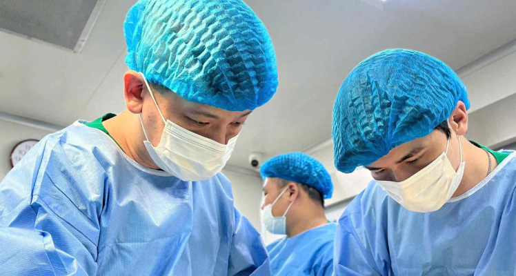 25 tuổi hoại tử bụng sau khi đụng dao kéo để có "eo con kiến"